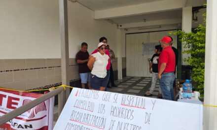 Maestros toman instalaciones de la SEV en Tuxpan en demanda de condiciones salariales justas