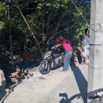 Estrena motocicleta, la atropellan y el responsable huye: Choca contra mostradores en OXXO