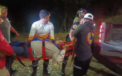 Taxista se estrella contra un árbol al intentar escapar de asalto en Tuxpan