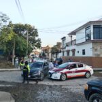 ¡A ver quién se quita! Taxista provoca choque al intentar ganar el paso