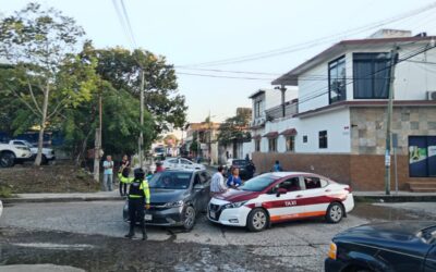¡A ver quién se quita! Taxista provoca choque al intentar ganar el paso