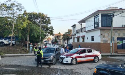 ¡A ver quién se quita! Taxista provoca choque al intentar ganar el paso