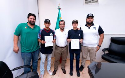 Alcalde de Tuxpan felicitó a dos jóvenes beisbolistas que firmaron con el equipo Sultanes de Monterrey, de la Liga Mexicana de Beisbol y Liga Mexicana del Pacífico