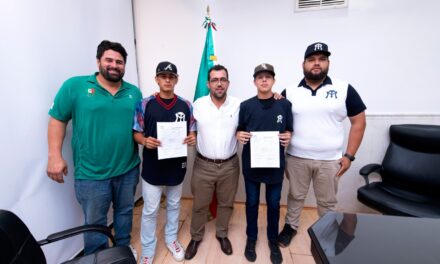 Alcalde de Tuxpan felicitó a dos jóvenes beisbolistas que firmaron con el equipo Sultanes de Monterrey, de la Liga Mexicana de Beisbol y Liga Mexicana del Pacífico