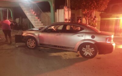 Jovenaza pierde el control de su vehículo y se impacta contra un portón; hay un lesionado