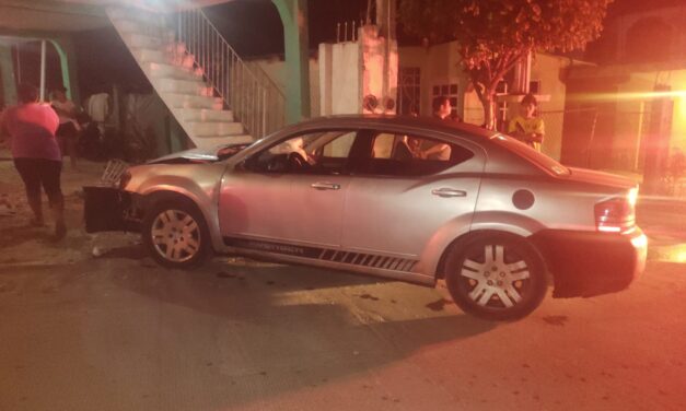 Jovenaza pierde el control de su vehículo y se impacta contra un portón; hay un lesionado