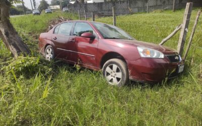Vehículo abandonado tras accidente en carretera Tuxpan-Cobos; el conductor se retira para buscar asistencia