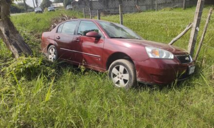 Vehículo abandonado tras accidente en carretera Tuxpan-Cobos; el conductor se retira para buscar asistencia