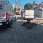 Colisión entre motocicleta y vehículo en la colonia Miguel Alemán deja lesionados