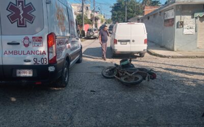 Colisión entre motocicleta y vehículo en la colonia Miguel Alemán deja lesionados