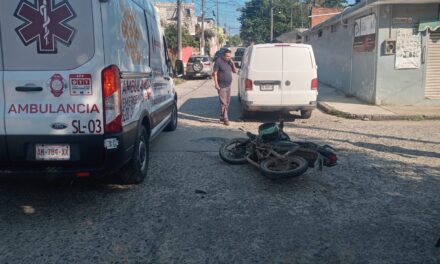 Colisión entre motocicleta y vehículo en la colonia Miguel Alemán deja lesionados