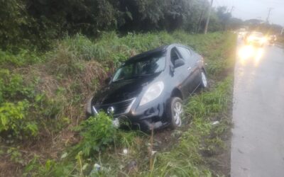 Vehículo sale del camino en la carretera Tuxpan-Cobos: sin lesionados