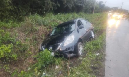 Vehículo sale del camino en la carretera Tuxpan-Cobos: sin lesionados