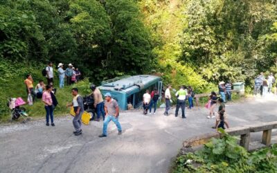 Atención inmediata y coordinada en accidente de autobús en Xico