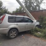 Se le atravesó un poste en la carretera a Chile Frío