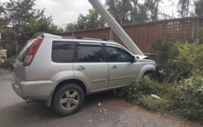 Se le atravesó un poste en la carretera a Chile Frío