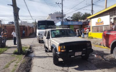 Autobús del Servicio Urbano Tuxpan colisiona con vehículo particular; no hubo lesionados