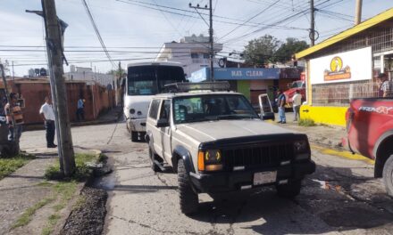 Autobús del Servicio Urbano Tuxpan colisiona con vehículo particular; no hubo lesionados