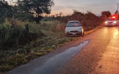 Automóvil abandonado en el camino IMSS-Playa Azul genera incertidumbre