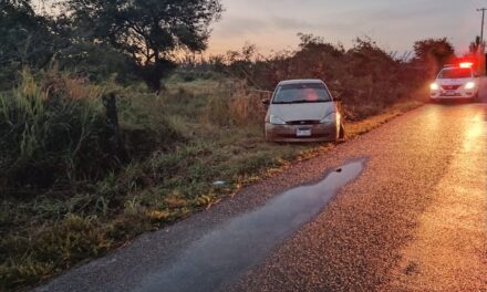 Automóvil abandonado en el camino IMSS-Playa Azul genera incertidumbre