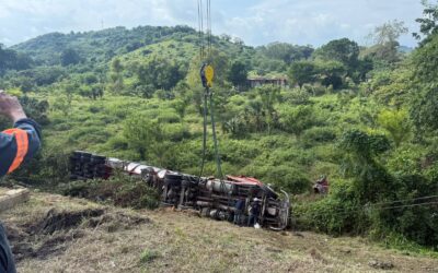 Tráiler con 35 mil litros de alcohol etílico sufre volcadura en la autopista Tuxpan-CDMX