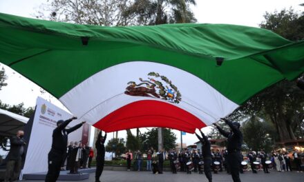 Con patriotismo, Gobierno del Estado rinde homenaje a la Bandera Nacional