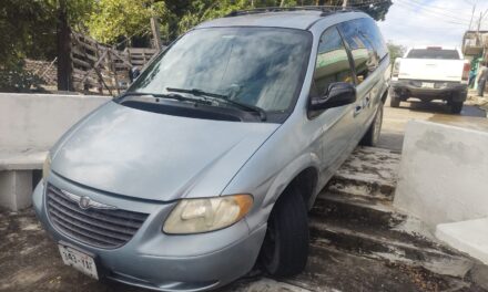 Accidente en la Colonia Escudero: Voyager termina sobre escalinatas