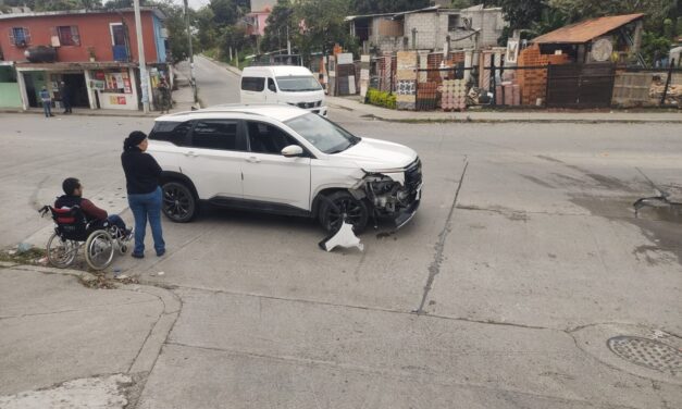Accidente mañanero: Baja por la Francisco Zarco y provoca choque