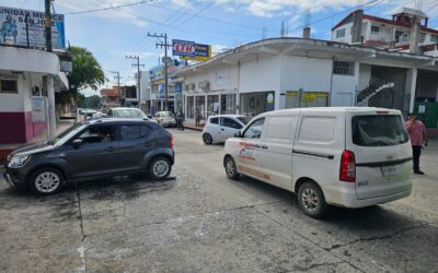 Colisión vehicular en el centro de Tuxpan: conductora ignora señal de alto