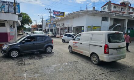 Colisión vehicular en el centro de Tuxpan: conductora ignora señal de alto