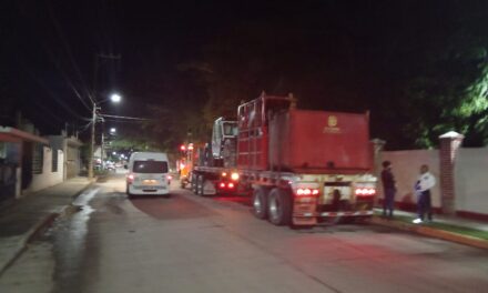 Chocan en la Ruiz Cortines a Jardineña por maniobra indebida de tráiler: sin lesionados