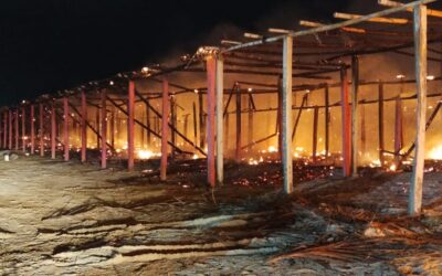 Incendio en Barra Norte consume palapas frente a restaurantes; gestionan mayor seguridad en la zona