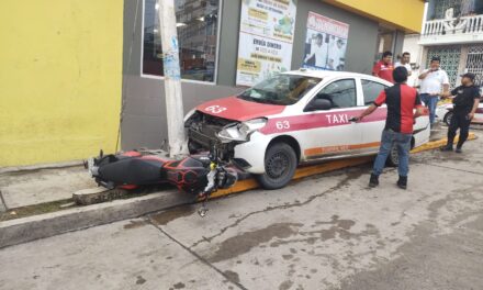 Taxista pierde el control y le pega a una motocicleta en el centro