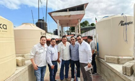 Regidor Quinto, Presidente Municipal y Director de Comercio se Reúnen con Locatarios del Mercado de Tuxpan