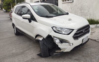 Ancianita choca en Jardines: Vehículo impacta barda tras colisión