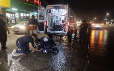 Mujer derrapa en su motocicleta y resulta lesionada en el bulevar Independencia