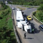 Vuelca tráiler sobre rotonda en la Tuxpan-Tampico: circulación afectada por varios minutos