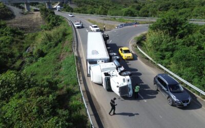 Vuelca tráiler sobre rotonda en la Tuxpan-Tampico: circulación afectada por varios minutos