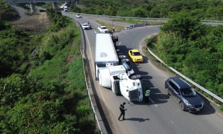 Vuelca tráiler sobre rotonda en la Tuxpan-Tampico: circulación afectada por varios minutos