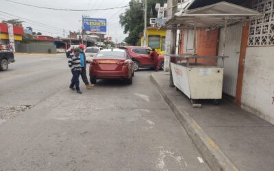 Se atraviesa y provoca choque en la 16, y todavía la hace de «Jamón»