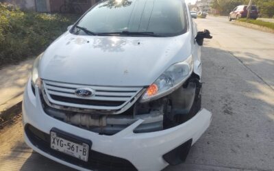Ancianito de la Ruiz no hace alto y lo choca un Mercedes Benz en el Libramiento