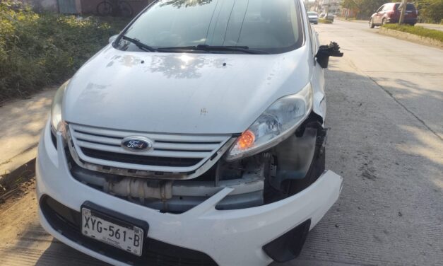 Ancianito de la Ruiz no hace alto y lo choca un Mercedes Benz en el Libramiento