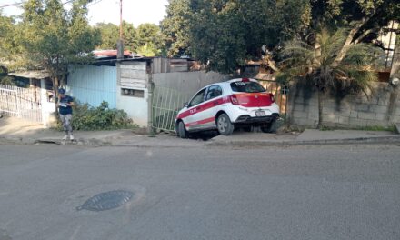 Impacta barda y portón en la Emiliano Zapata, Taxista «correlón» huye del lugar