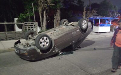 Accidente en la colonia Rosa María deja un vehículo volcado y daños materiales significativos