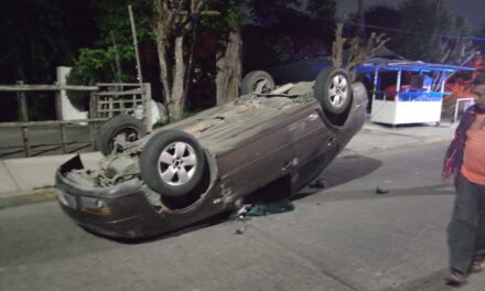 Accidente en la colonia Rosa María deja un vehículo volcado y daños materiales significativos