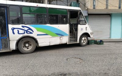 Microbús del SUT sin control termina en puesto ambulante la Garizurieta