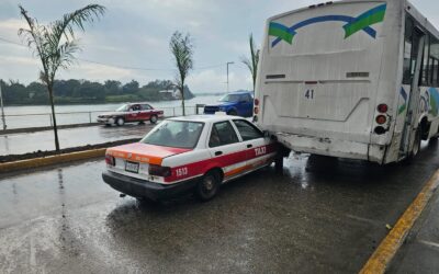 Le da por «Detroit» a un Mercedes Benz en el Bulevar Ruiz Malerva