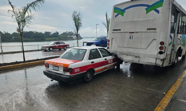 Le da por «Detroit» a un Mercedes Benz en el Bulevar Ruiz Malerva