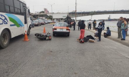 Frente a las letras: Dos lesionados tras accidente en el Bulevar Independencia