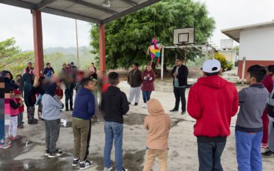 Regidora Anahí Aguilar López Lleva Alegría a la Comunidad de Nalua con Entrega de Juguetes